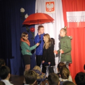Uroczystość z okazji Narodowego Święta Niepodległości dla klas 4-6 (10.11.2015)