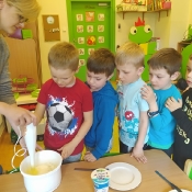 Żabki przygotowują jogurt owocowy