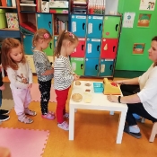 Motylki i zabawy z mąką i pieczywem_6