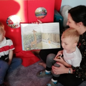 Rybki czytają z mamą Jasia