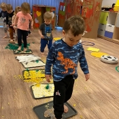 Sensoryczne zabawy Skrzatów_8
